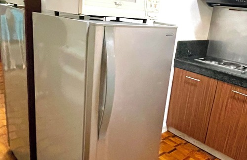 Urdaneta Copropriété | Beautiful unit across greenbelt5 + high speed wifi + Netflix