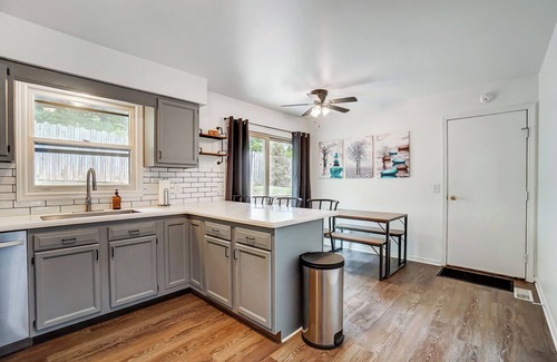Huntington Maison | Beautiful Updated 4 Bedroom Home in Huntington, King Bed, Close to University!