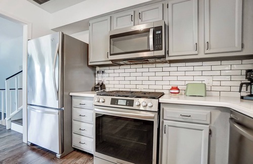 Huntington Maison | Beautiful Updated 4 Bedroom Home in Huntington, King Bed, Close to University!
