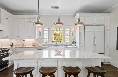 West Alameda Maison | Beautiful upper level 2b/2b flat in 1885 Queen Anne Cottage in Alameda