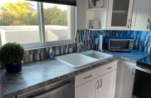 Biltmore Courts Copropriété | Beautiful upstairs 2-bedroom condo, sleeps 4 and is near the Biltmore Hotel.