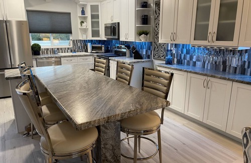 Biltmore Courts Copropriété | Beautiful upstairs 2-bedroom condo, sleeps 4 and is near the Biltmore Hotel.