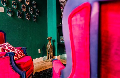 Bentonville - Fayetteville Appartement | Beautiful upstairs apartment featuring local art