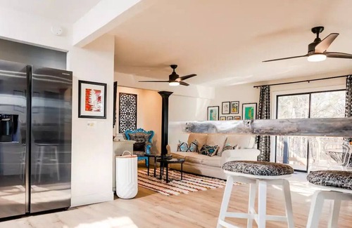 Bentonville - Fayetteville Appartement | Beautiful upstairs apartment featuring local art