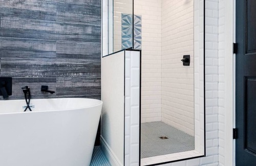 Bentonville - Fayetteville Appartement | Beautiful upstairs apartment featuring local art