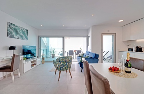 Calicos Copropriété | Vue mer, 100m Plage & 300m Albufeira Centre, 2 ch & 2sdb, piscine, parking, A/C