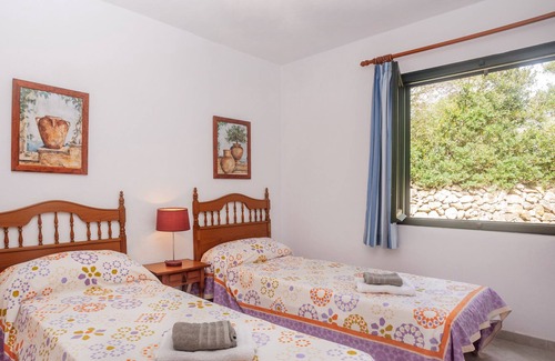 Binisafua Appartement | Bel appartement de vacances "Binisafua Playa - Apartamento 18" près de la plage avec piscine extérieure commune, climatisation, Wi-Fi, terrasse privative et jardin communautaire.