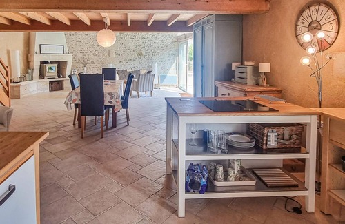 Bazac Maison | Beautiful vacation home with warm atmosphere welcomes you with swimming pool in Bazac.