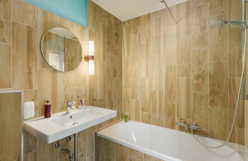 Medebach Maison | Joli appartement pour 12 personnes avec bain à remous, piscine, WIFI, TV et parking
