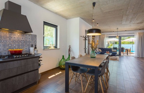 Vrznaveri Maison | Belle maison de vacances avec WIFI, climatisation, piscine privée, TV, terrasse et animaux admis