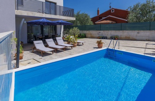 Vrznaveri Maison | Belle maison de vacances avec WIFI, climatisation, piscine privée, TV, terrasse et animaux admis