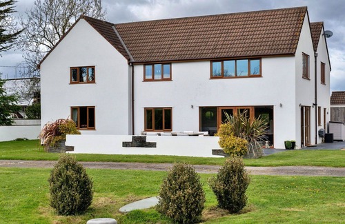 Lympsham Maison | Beautiful villa for 12 people with hot tub, WIFI, terrace and pets allowed