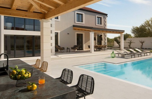 Zemunik Donji Villa | Villa Manana, in Dalmatia, with a Pool