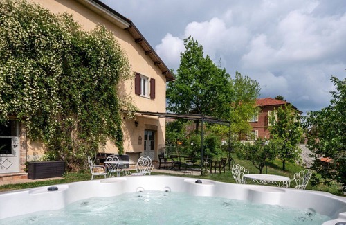 Alfiano Natta Maison | Agréable appartement pour 6 personnes avec WIFI, bain à remous, animaux admis et parking