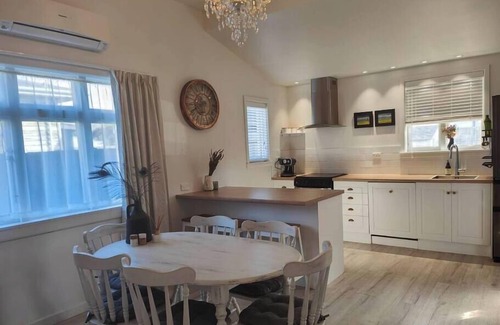 Woolston Maison | Beautiful villa near everything!