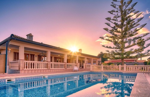 Badia Gran Villa | VILLA CHABELA. Villa à Bahía Grande (Majorque). Ping Pong et aire de jeux. Télévision par satellite - WiFi gratuit