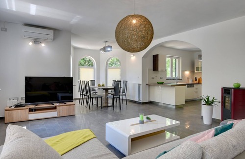 Kapelica Maison | Belle villa avec piscine privée et parking pour 5 voitures