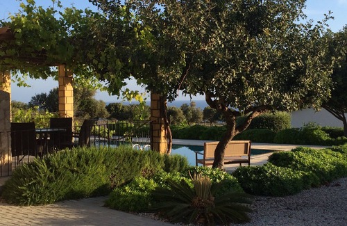Kyrenia District Villa | Belle villa avec jardin et piscine privés, située dans un endroit paisible