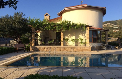 Kyrenia District Villa | Belle villa avec jardin et piscine privés, située dans un endroit paisible