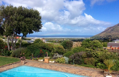 Redhill Villa | Belle villa avec vue imprenable sur la mer et piscine privée chauffée.