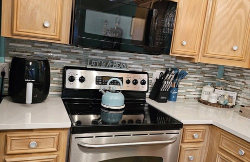 Shreveport Maison | Beautiful Warm Beach House Retreat, King bed, fireplace and Pool