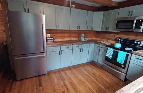 Pearisburg Cabine | Beautiful water front cabin in charming Pearisburg with all amenities.