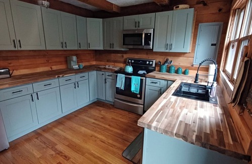 Pearisburg Cabine | Beautiful water front cabin in charming Pearisburg with all amenities.
