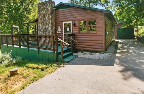 Pearisburg Cabine | Beautiful water front cabin in charming Pearisburg with all amenities.