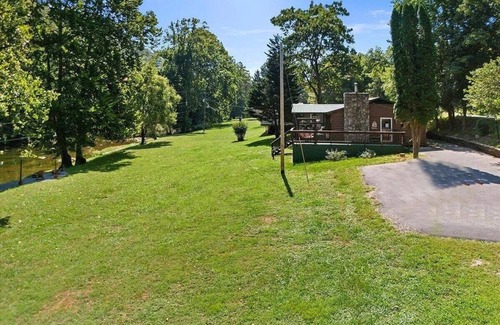 Pearisburg Cabine | Beautiful water front cabin in charming Pearisburg with all amenities.