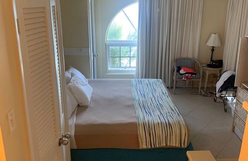 Paradise Island Station Balnéaire | Beautiful waterfront resort villa in Paradise Island, Bahamas. Sleeps 6.