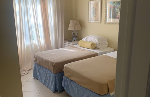 Paradise Island Station Balnéaire | Beautiful waterfront resort villa in Paradise Island, Bahamas. Sleeps 6.