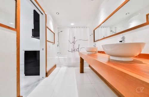 Saint Come Chalet De Ski | Beautiful waterfront cottage, with fireplace and spa.