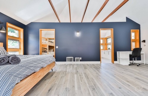 Saint Come Chalet De Ski | Beautiful waterfront cottage, with fireplace and spa.