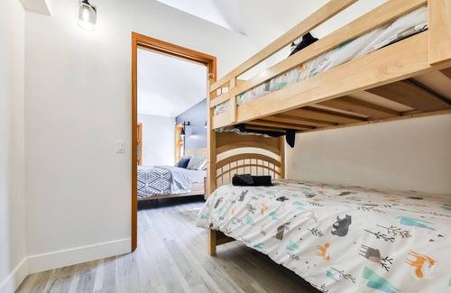 Saint Come Chalet De Ski | Beautiful waterfront cottage, with fireplace and spa.