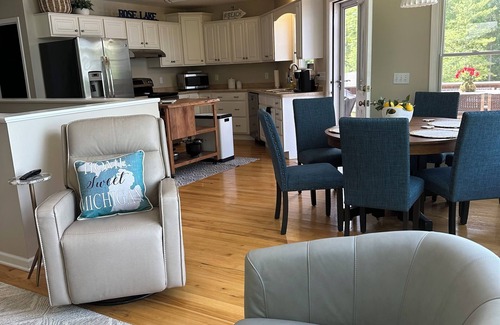 Le Roy Maison | Beautiful Waterfront Home with Gorgeous Views on All-Sports Lake