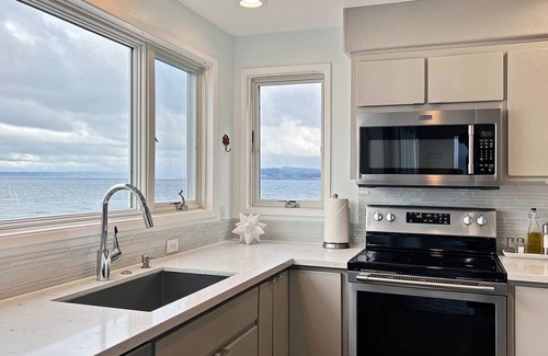 Greenbank Maison | Beautiful Whidbey Island Waterfront 2 Bedroom, 2 Bath home, Sleeps 6