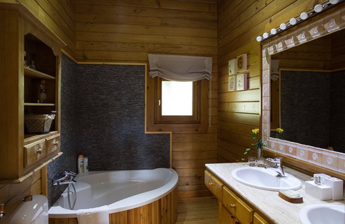 Ponteareas Cottage | Belle maison en bois, avec piscine privée et 9 000 mètres de jardins