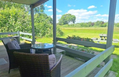 East Drayton Chalet De Ski | Beautiful Wooden tiny house, Glamping cabin with hot tub 2