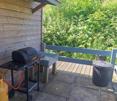 East Drayton Chalet De Ski | Beautiful Wooden tiny house, Glamping cabin with hot tub 2