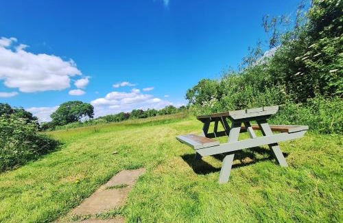 East Drayton Chalet De Ski | Beautiful Wooden tiny house, Glamping cabin with hot tub 2