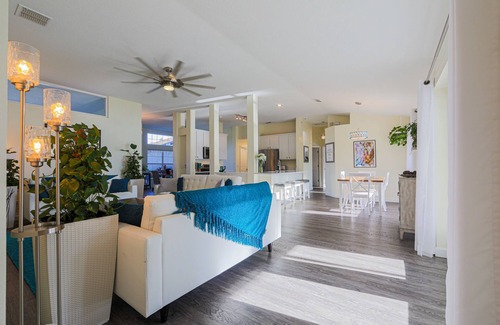 DeLand Maison | Magnifiquement nommé Lakefront maison dans un quartier calme, avec piscine et bain à remous