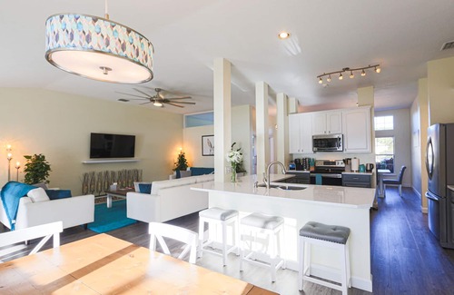 DeLand Maison | Magnifiquement nommé Lakefront maison dans un quartier calme, avec piscine et bain à remous