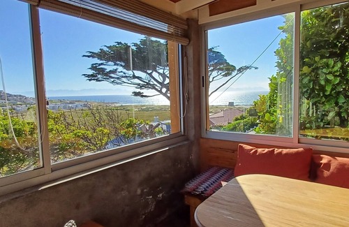 Glencairn Copropriété | Beautifully appointed apartment with sea views south of Cape Town in Glencairn