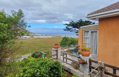 Glencairn Copropriété | Beautifully appointed apartment with sea views south of Cape Town in Glencairn