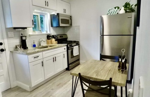 Islip Terrace Appartement | Beautifully decorated1BR Apartment - Full Kitchen, Private Backyard & Fire Pit!