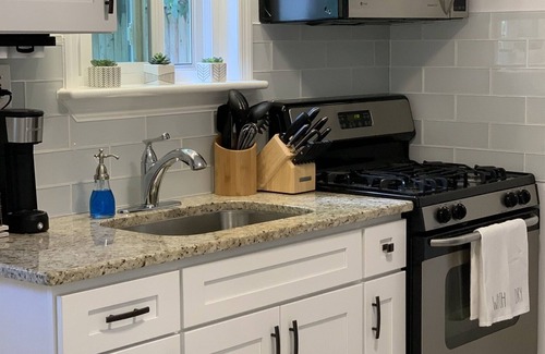 Islip Terrace Appartement | Beautifully decorated1BR Apartment - Full Kitchen, Private Backyard & Fire Pit!