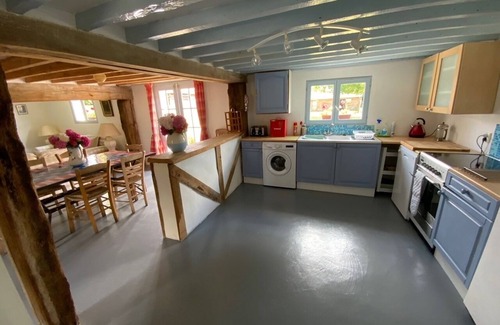 Avernes-Saint-Gourgon Cottage | Beautifully converted detached Coach House in peacful Normandy village