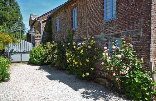 Avernes-Saint-Gourgon Cottage | Beautifully converted detached Coach House in peacful Normandy village