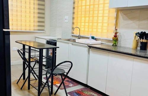 Surulere Maison | Beautifully Furnished 3-bedroom bungalow with AC, WiFi in the heart of Lagos