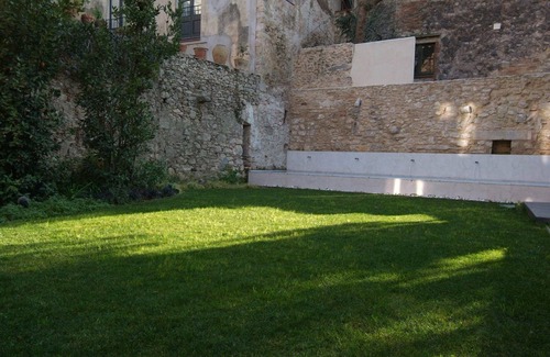 Old Town Maison | Luxueux appartement d'une chambre meublé avec un petit jardin et une piscine